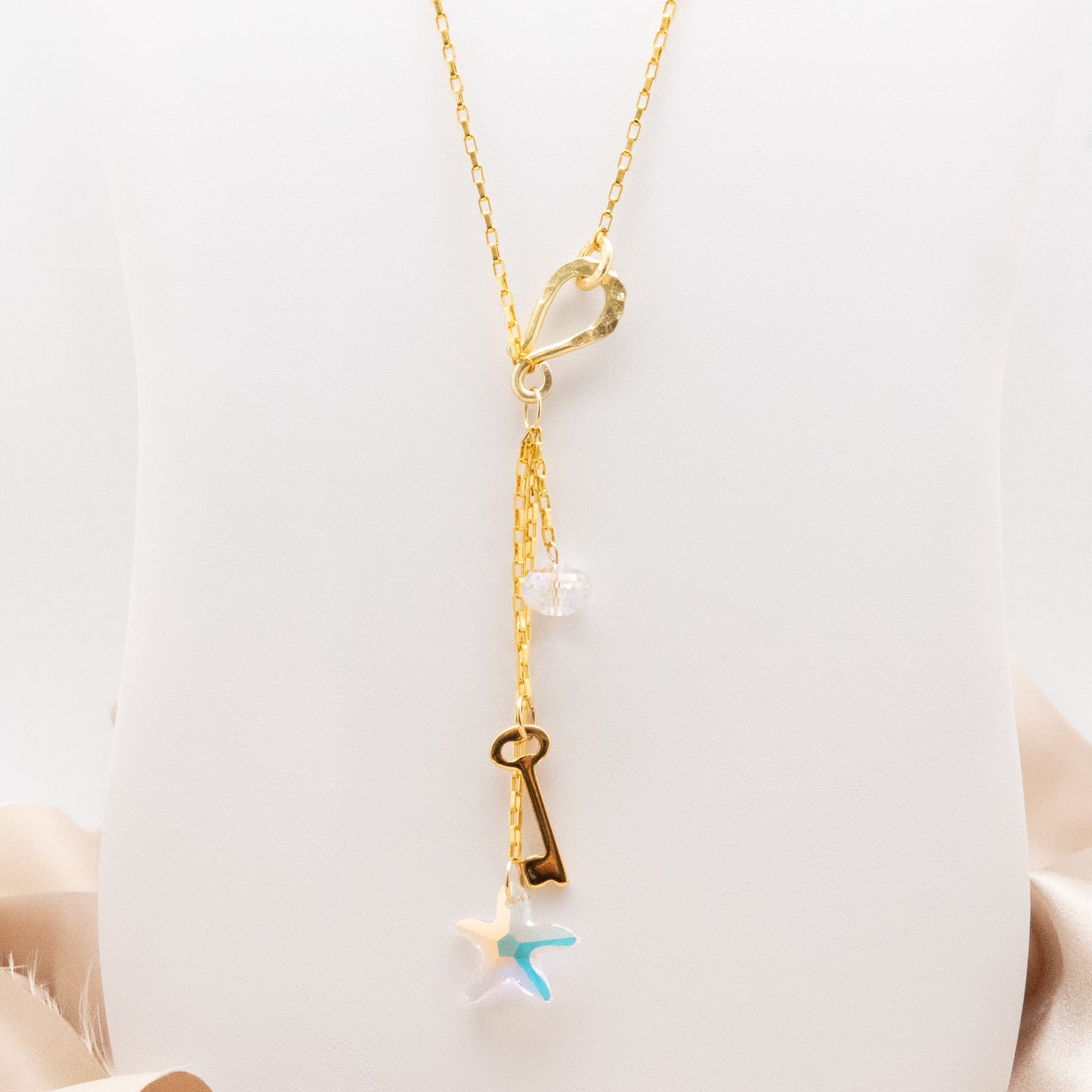 Front Hook Gold Necklace with Key, Star, and Crystal Pendants - Elegant and Versatile - Relato.Jewelry