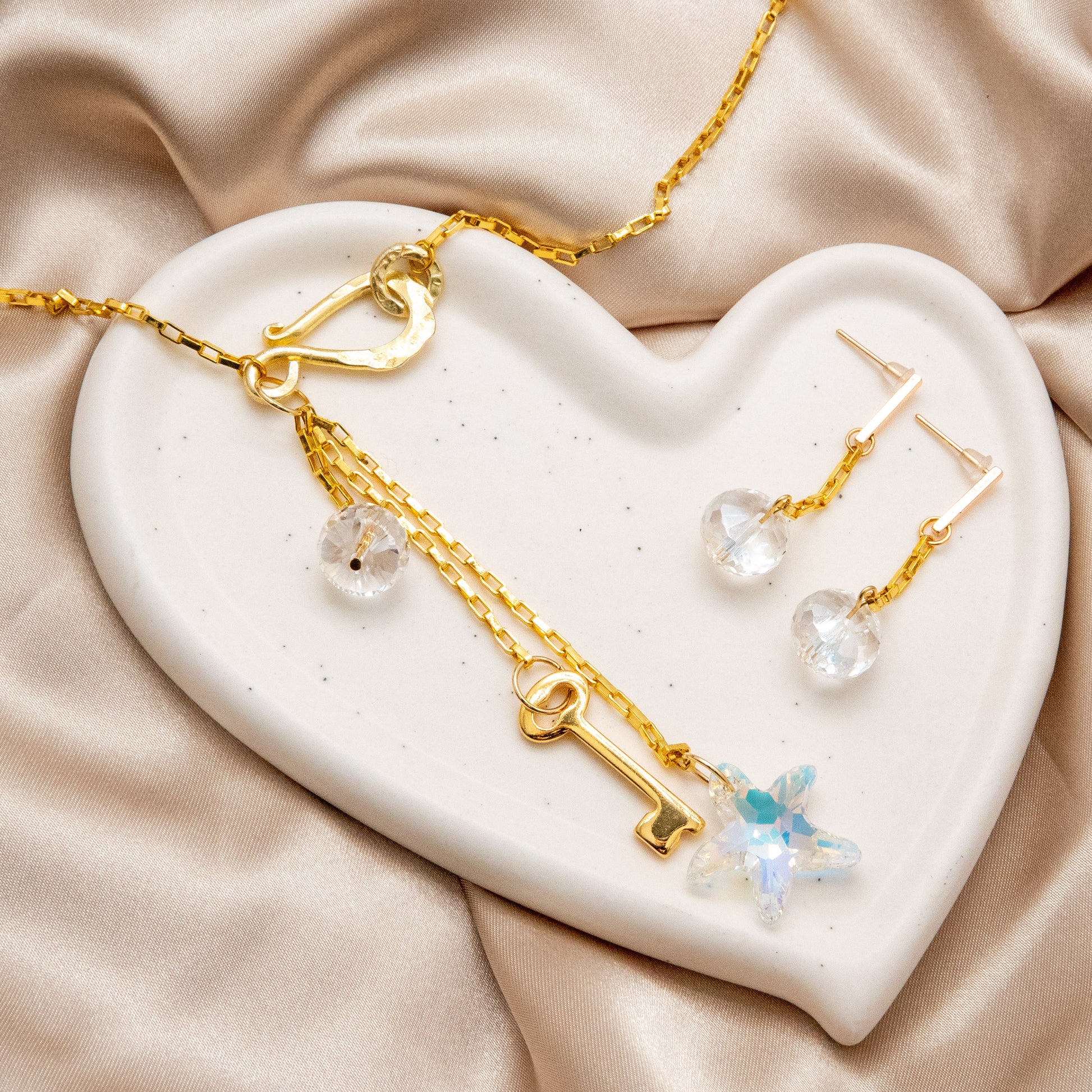 Front Hook Gold Necklace with Key, Star, and Crystal Pendants - Elegant and Versatile - Relato.Jewelry